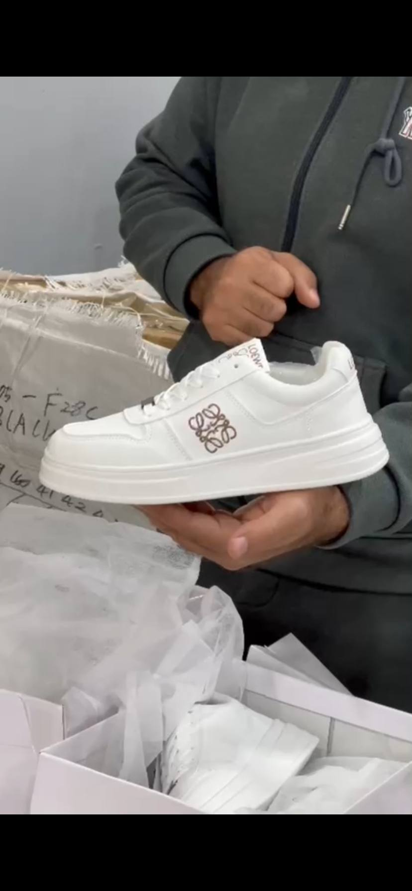 Loewe حذاء رجالي أنيق بجودة عالية وراحة طوال اليوم - الصورة 4